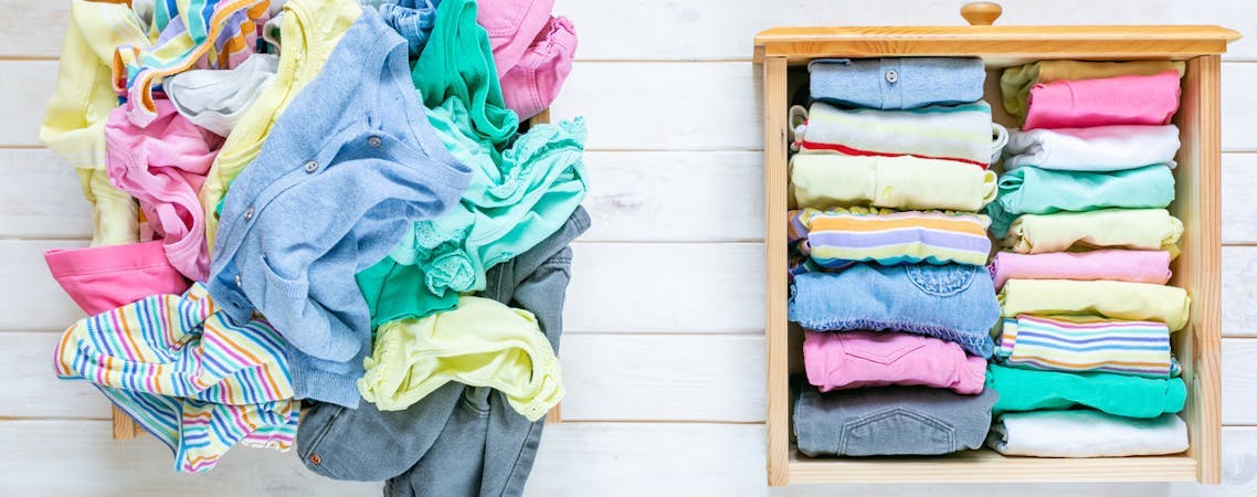 Foto de roupas coloridas organizadas e desorganizadas na gaveta.
