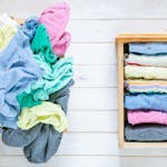 Foto de roupas coloridas organizadas e desorganizadas na gaveta.