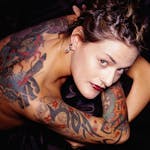 Foto de mulher com tatuagem colorida
