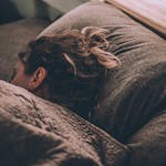Foto mulher dormindo na cama debaixo de cobertores