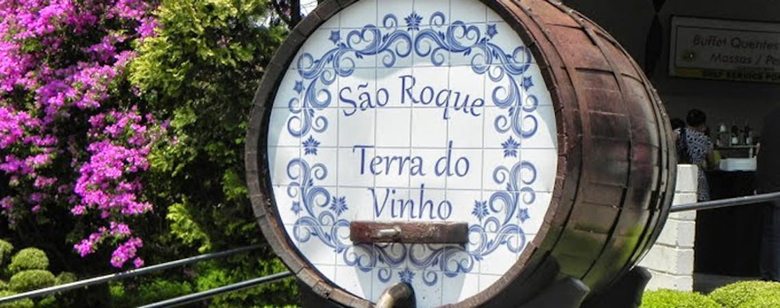 Foto de um barril de vinho escrito São Roque Terra do Vinho